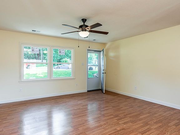 2nd image of 2325 Redbud Ln