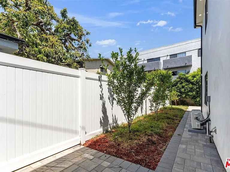 14121 Califa St — Photo 33