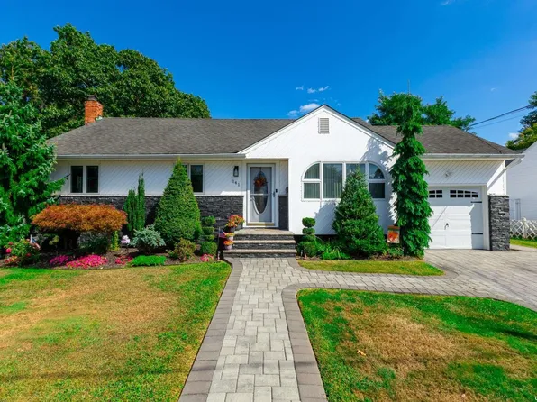 141 Dunwoodie Avenue, West Islip, NY 11795