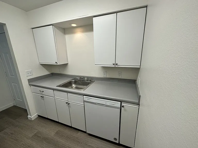 1119 W 11th Ave — Photo 5