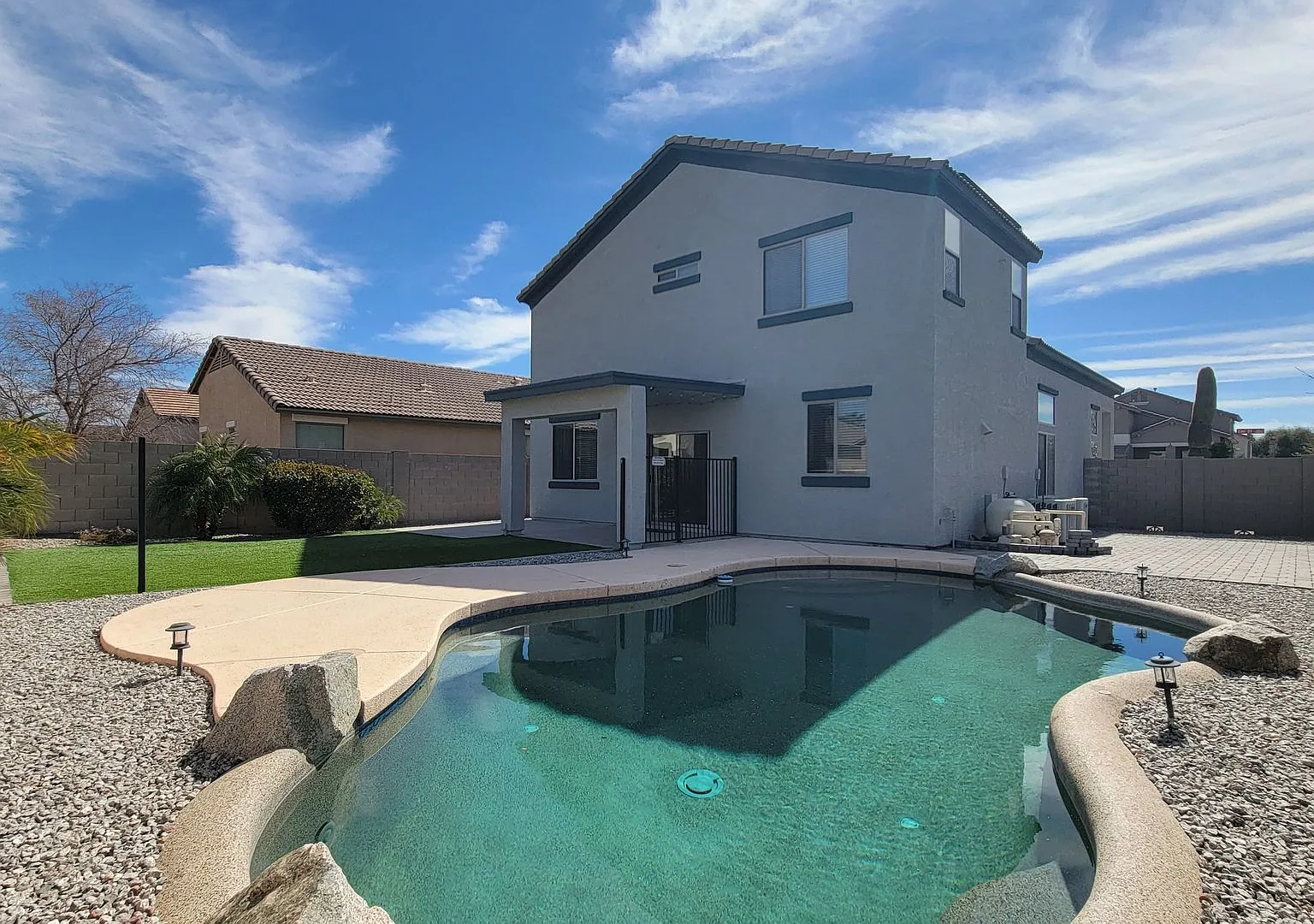 Priced right in a great neighborhood with SOLAR and POOL! — Photo 2
