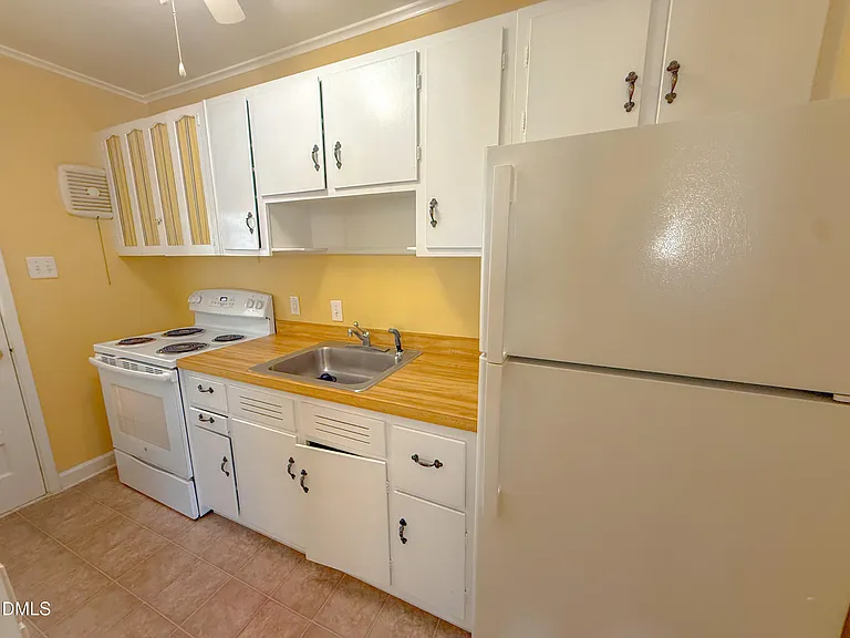 833 Daniels St #A — Photo 6
