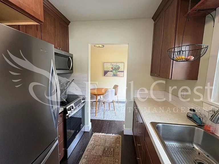 1031 N Clinton St — Photo 18