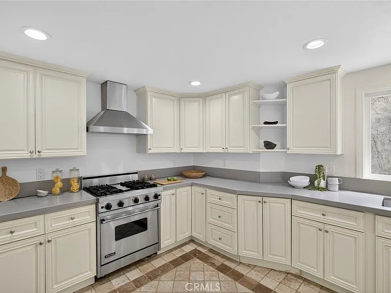 431 Nyes Pl — Photo 11