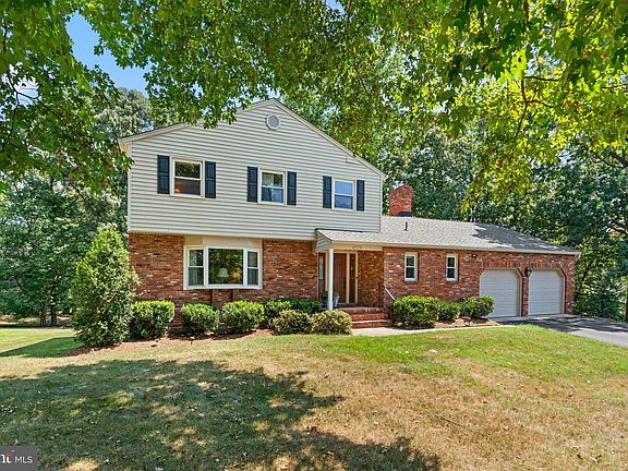 3rd image of 464 Yorkshire Dr