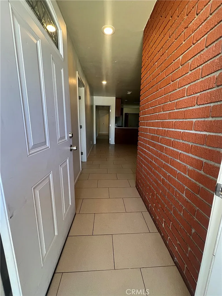 5 bed, 2150 sqft, $2,995 — Photo 2