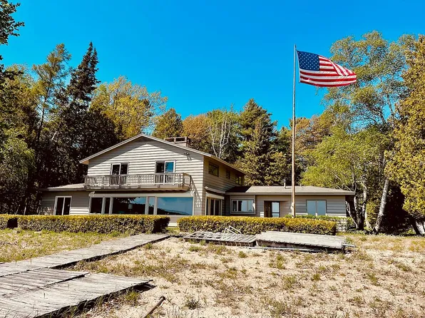 5254 N Manitou Trl W, Leland, MI 49654