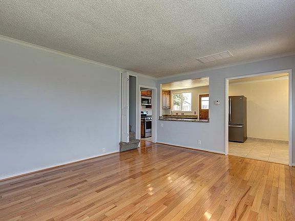 3rd image of 805 Southwood Dr