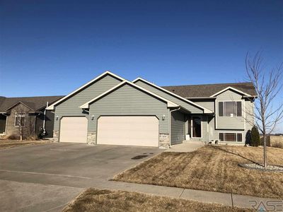 300 N Perry Ln, Harrisburg, SD, 57032