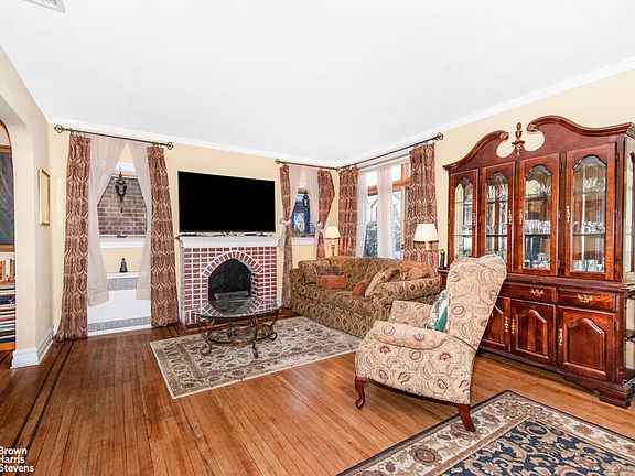 3rd image of 3238 Tibbett Ave