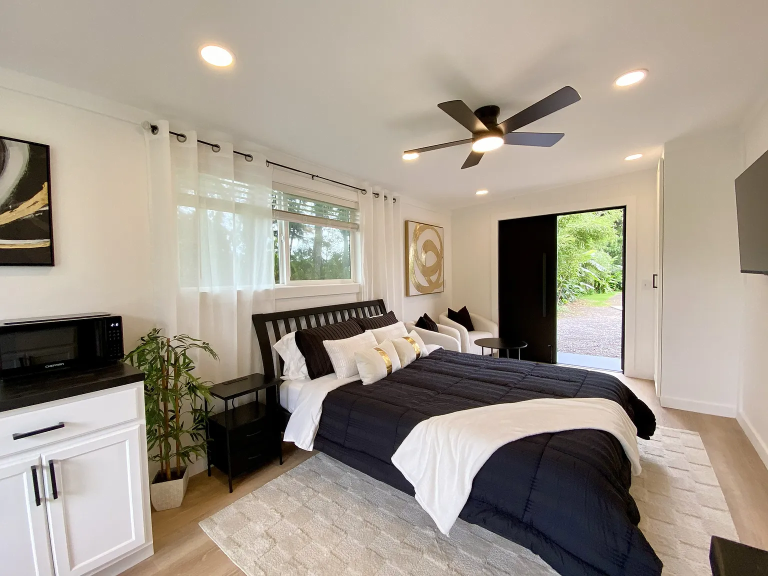 Studio, 300 sqft, $2,400 — Photo 2