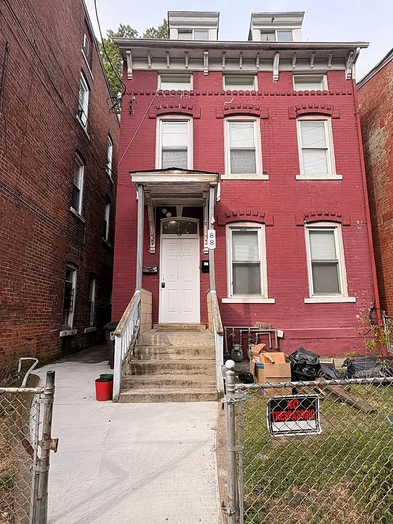 3 bed, 900 sqft, $2,100 — Photo 3