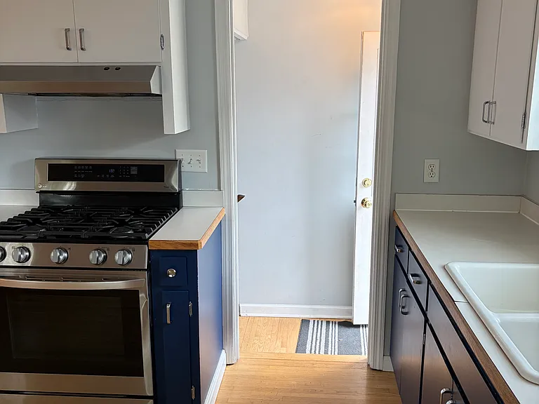 1481 Westminster Dr — Photo 4
