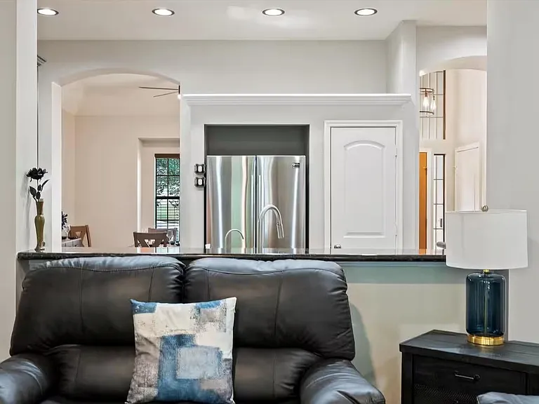 976 Northampton Dr — Photo 10