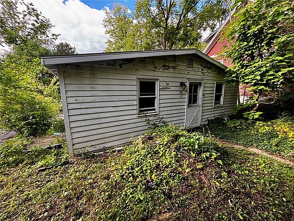 3rd image of 528 Spencer Rd