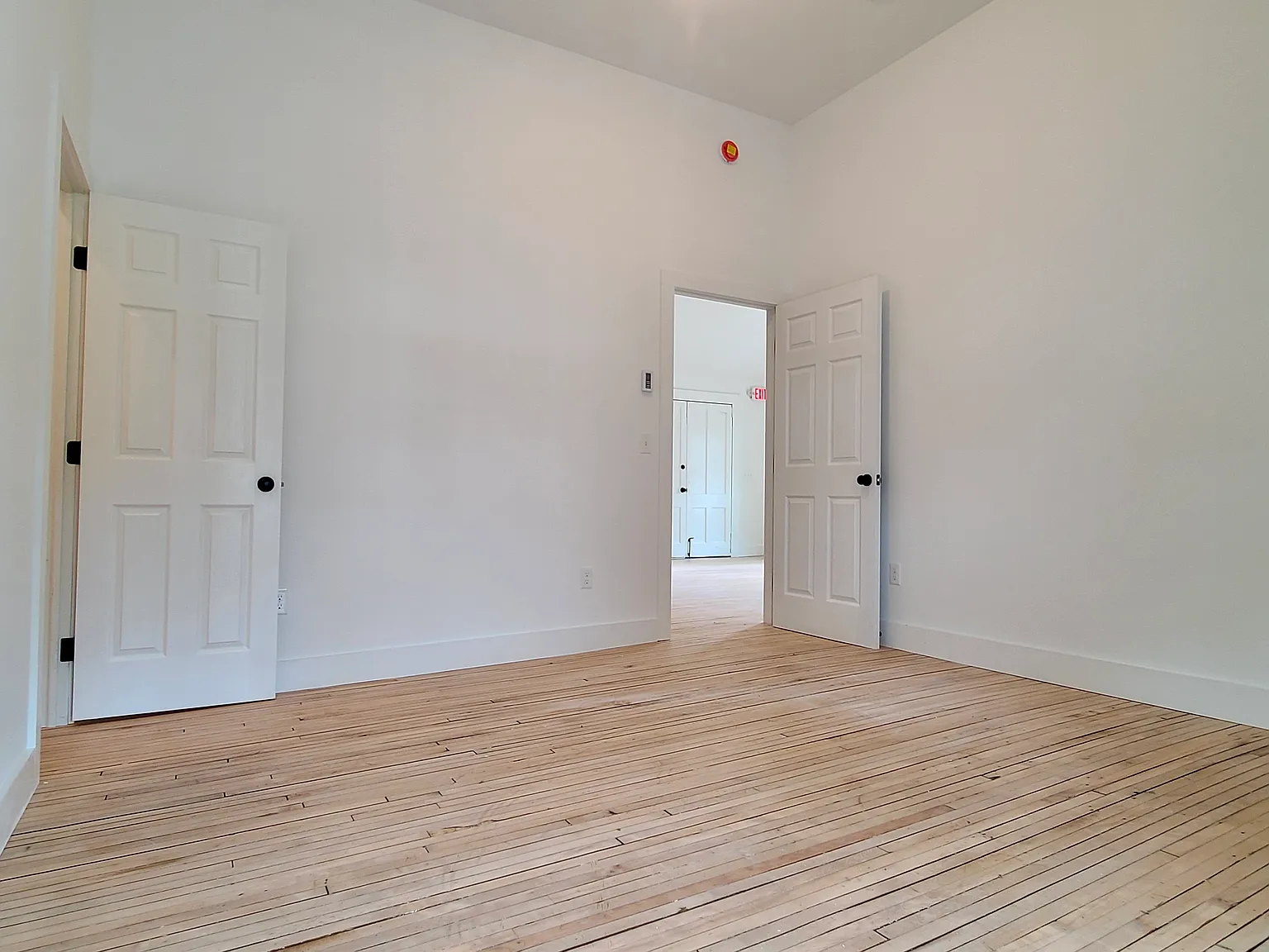 2 bed, 900 sqft, $2,100 — Photo 3