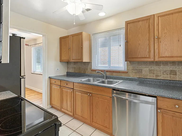1663 Poplar St — Photo 9