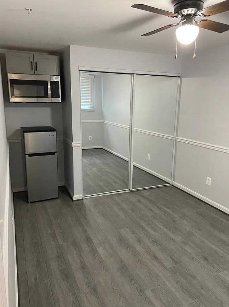 306 North Fremont Avenue - 5 W/Bath Available $750 — Photo 3