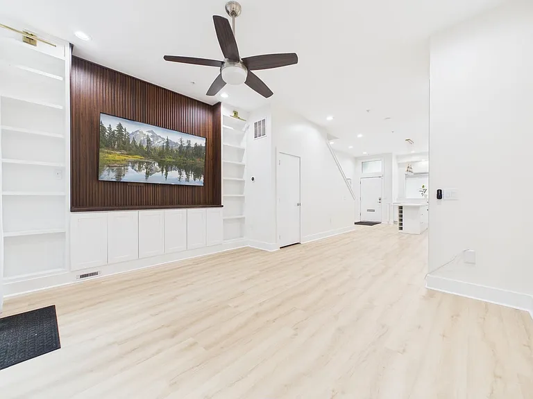 1129 N Hope St — Photo 17