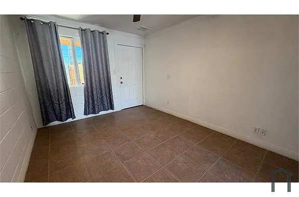 Building Photo - 2203 N 26th Pl #5