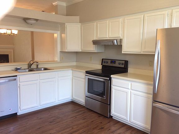 5th image of 916 S Lake Cir