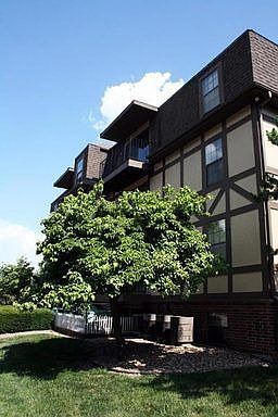 2nd image of 7620 Shawnee Mission Pkwy APT 210