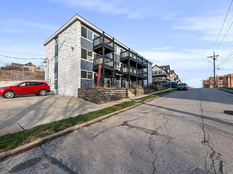 4544 Summit St — Photo 4