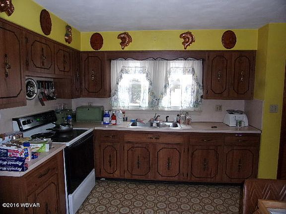 2nd image of 411 Willow St