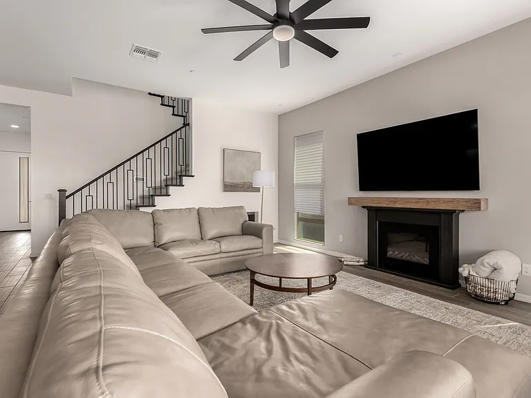 4746 S Orbit — Photo 2