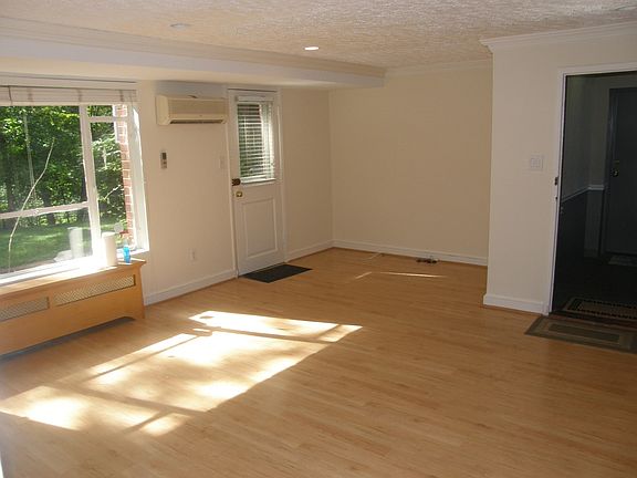 4th image of 10409 Montrose Ave. #1