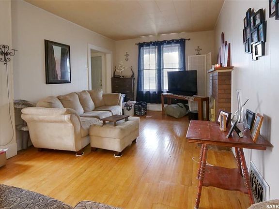 4th image of 158 Athabasca St W