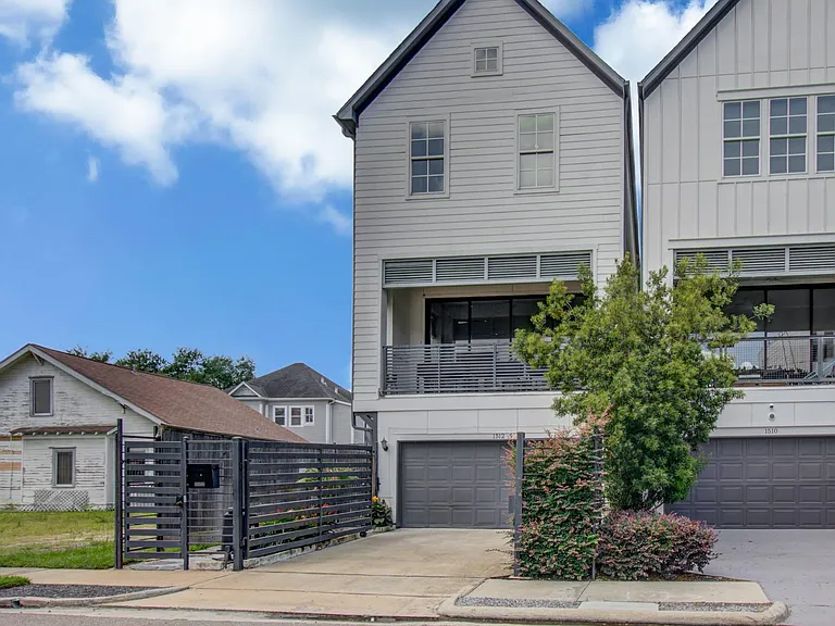 1512 Stuart St — Photo 2