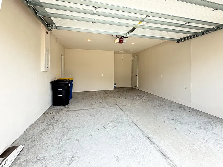 2065 Paragon Cir W — Photo 21