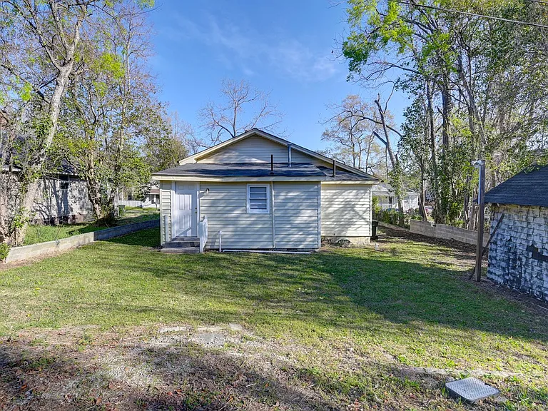 203 Augusta St — Photo 32