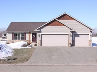 826 Brady Ln, New Richmond, WI 54017