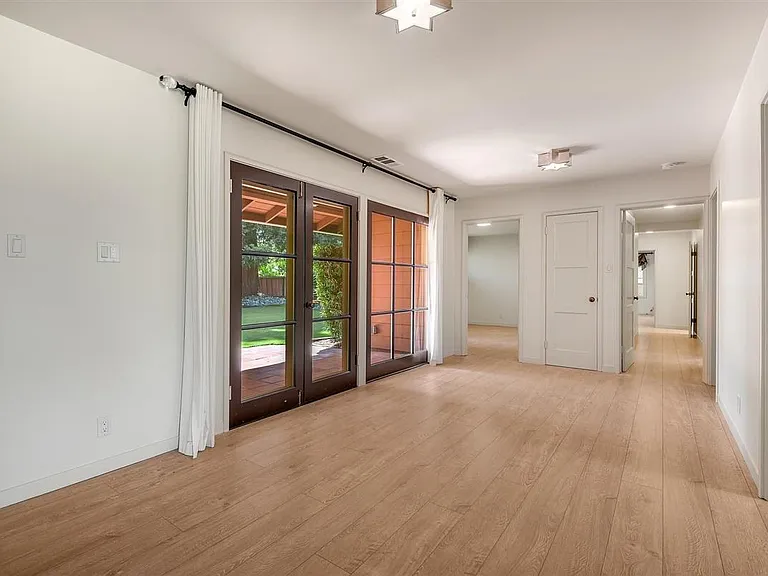 747 Northampton Dr — Photo 13