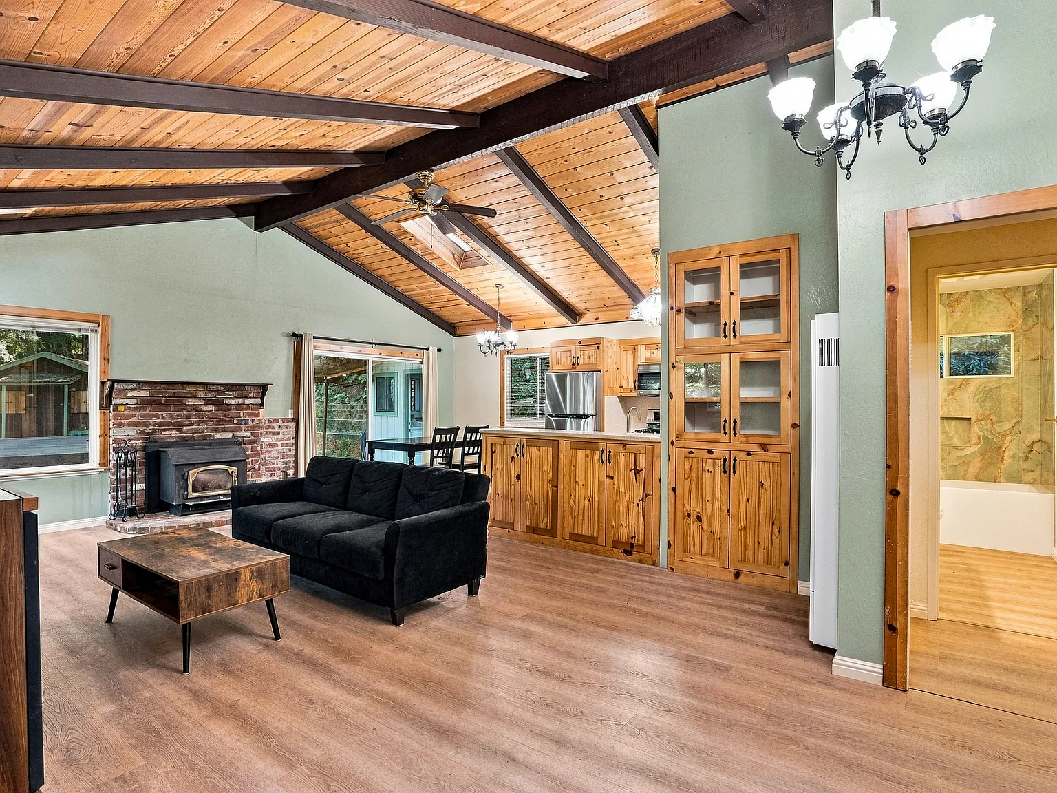 3 bed, 1600 sqft, $4,200 — Photo 3