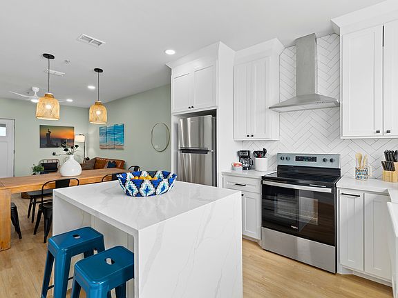3rd image of 111 W Sunny Isle St