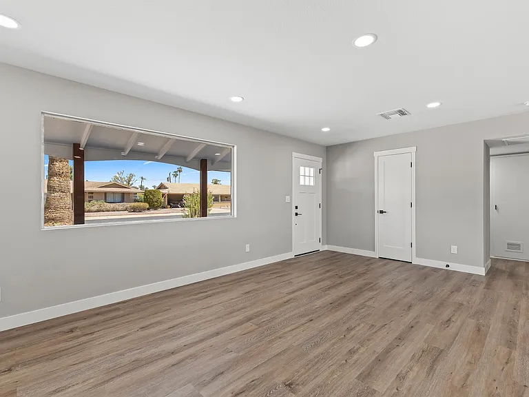 10423 W Monterosa Dr — Photo 4