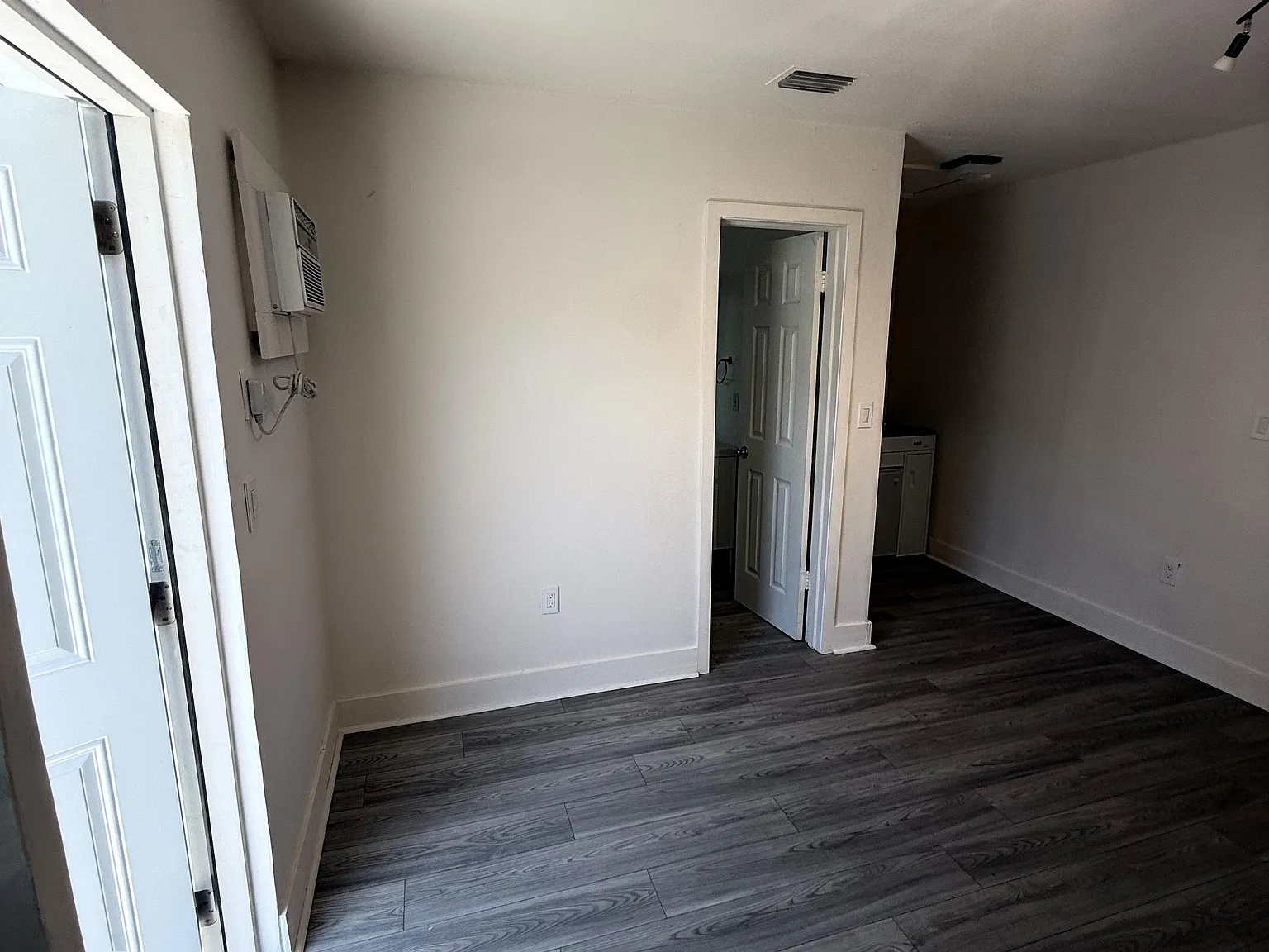 Studio, 375 sqft, $1,400 — Photo 4