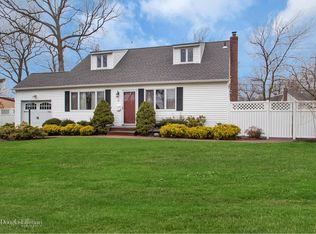 19 Briaroot Dr, Smithtown, NY 11787