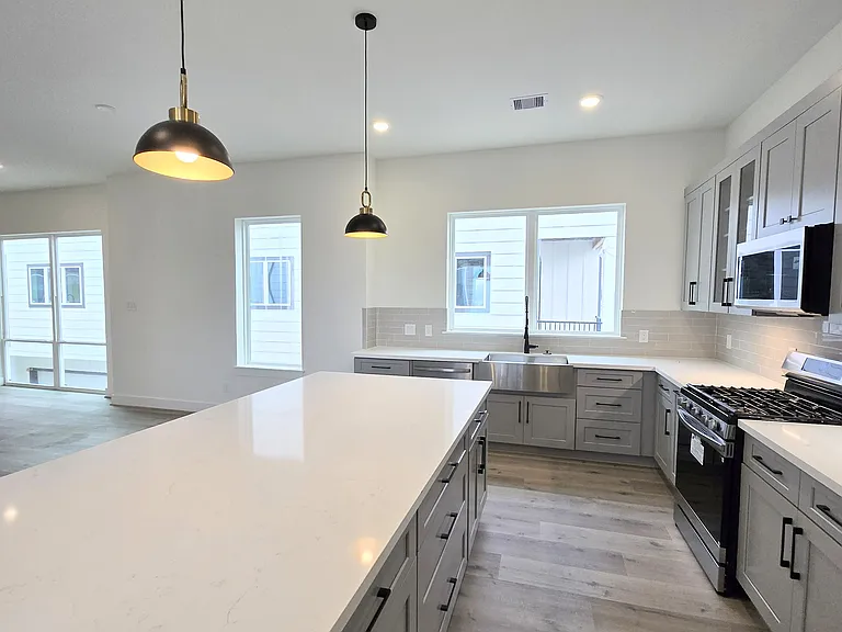 2706 Nagle St — Photo 10