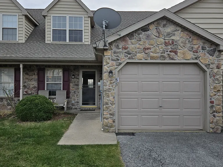 55 Stonecrop Ln — Photo 1