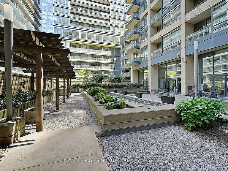 438 King St W #1417 — Photo 27
