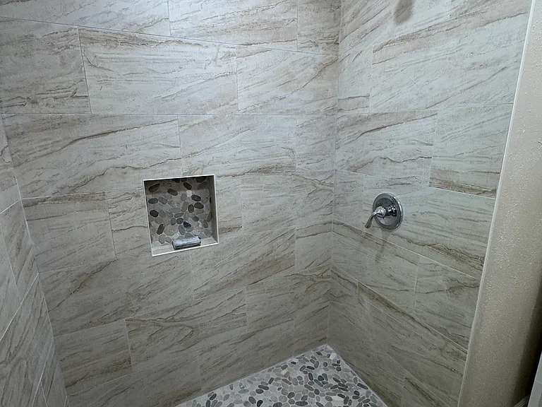 10715 N Dixon Ave — Photo 9
