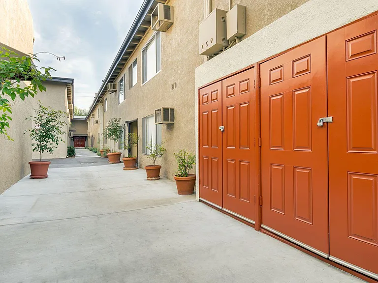 Parthenia Terrace Apartments — Photo 34