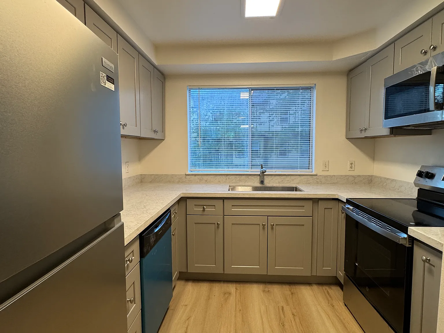 2 bed, 1000 sqft, $2,000 — Photo 2
