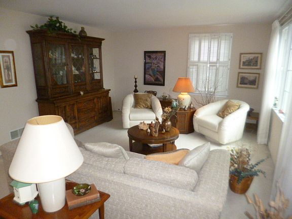 2nd image of 910 N Highland Dr