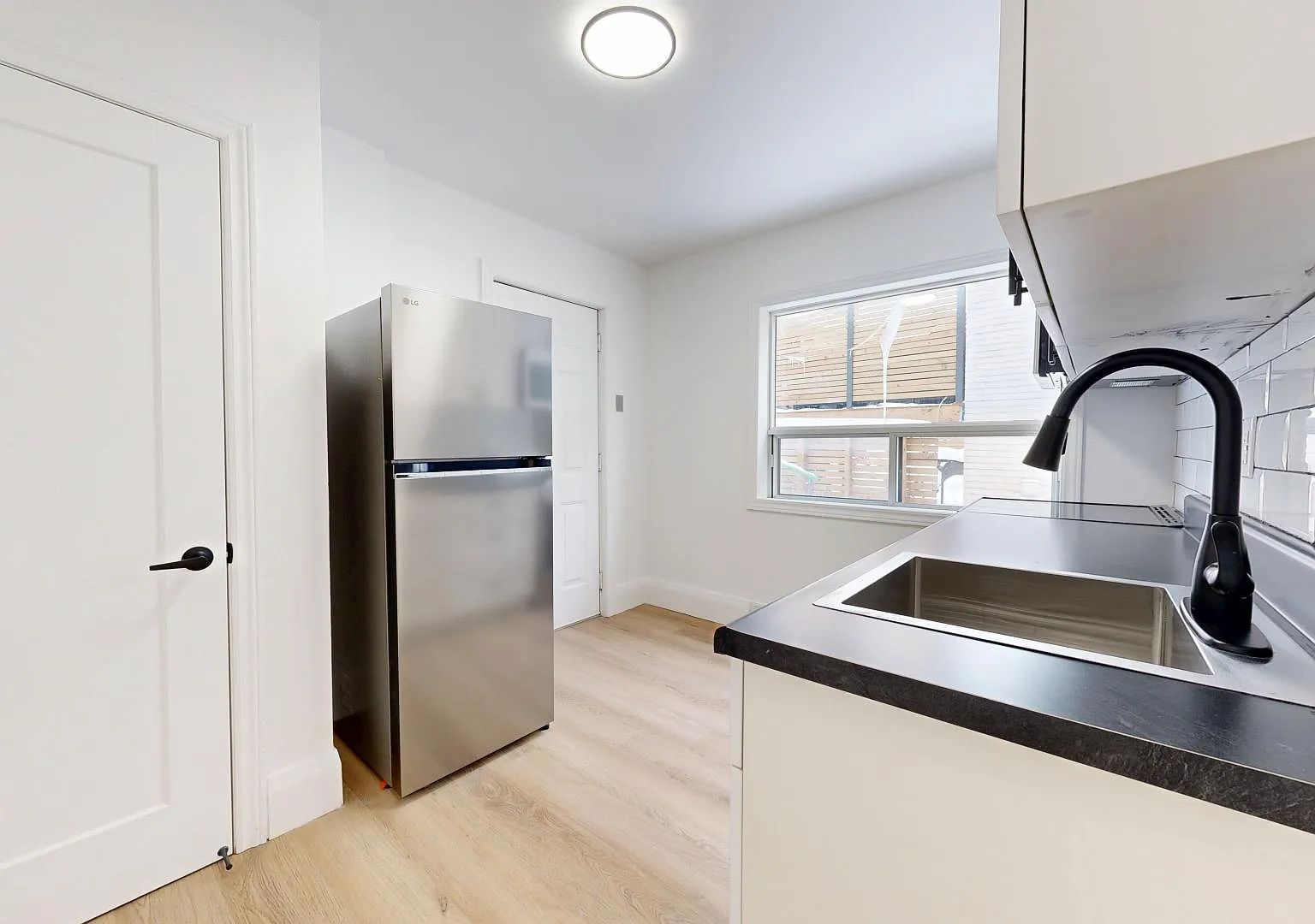 1252 Davenport — Photo 3