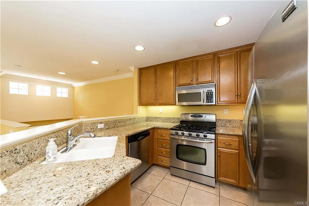2 bed, 2.5 bath, 1187 sqft, $3,800 — Photo 3